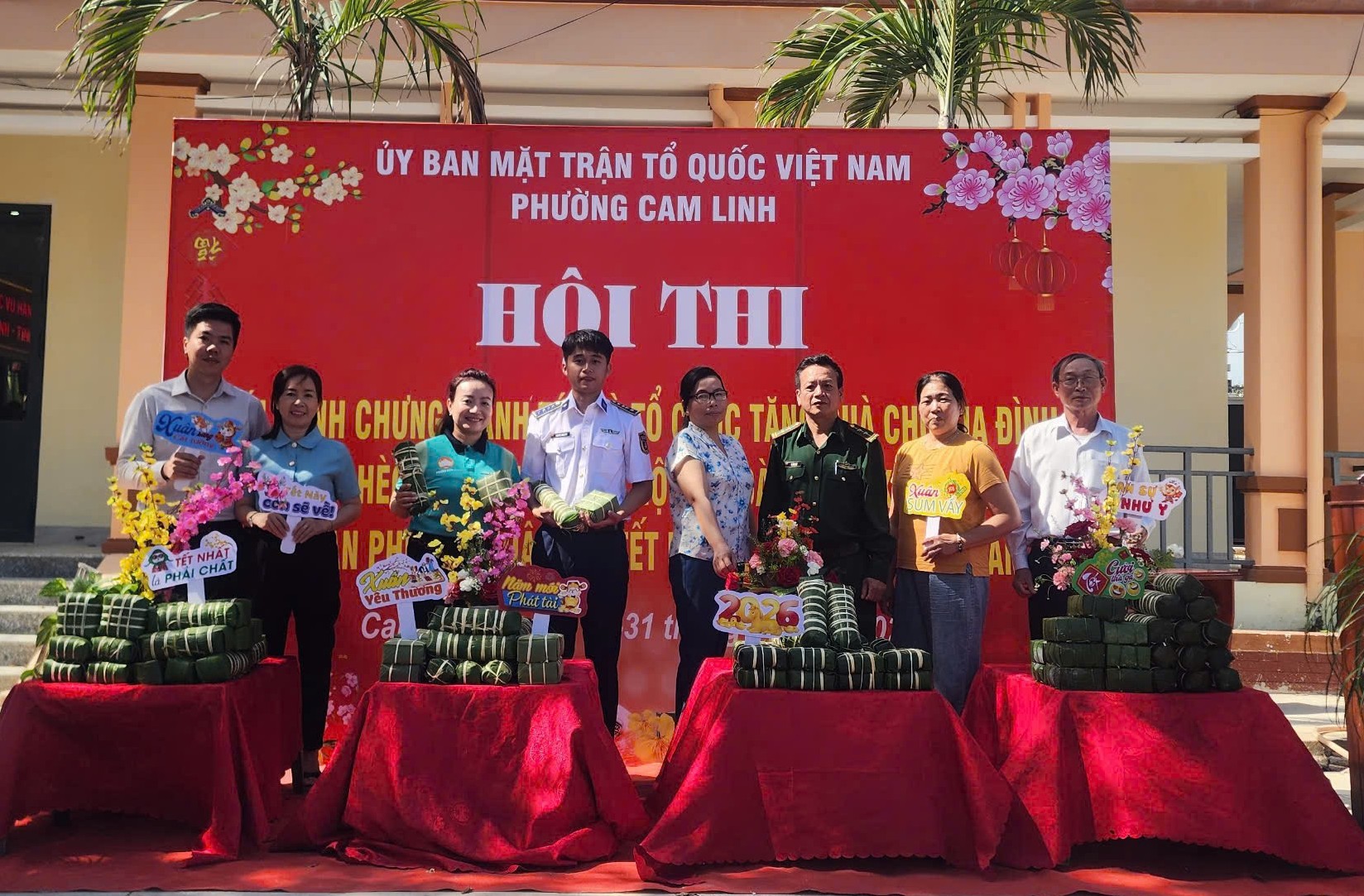 C&aacute;c đội ho&agrave;n th&agrave;nh phần thi g&oacute;i b&aacute;nh chưng, b&aacute;nh t&eacute;t.