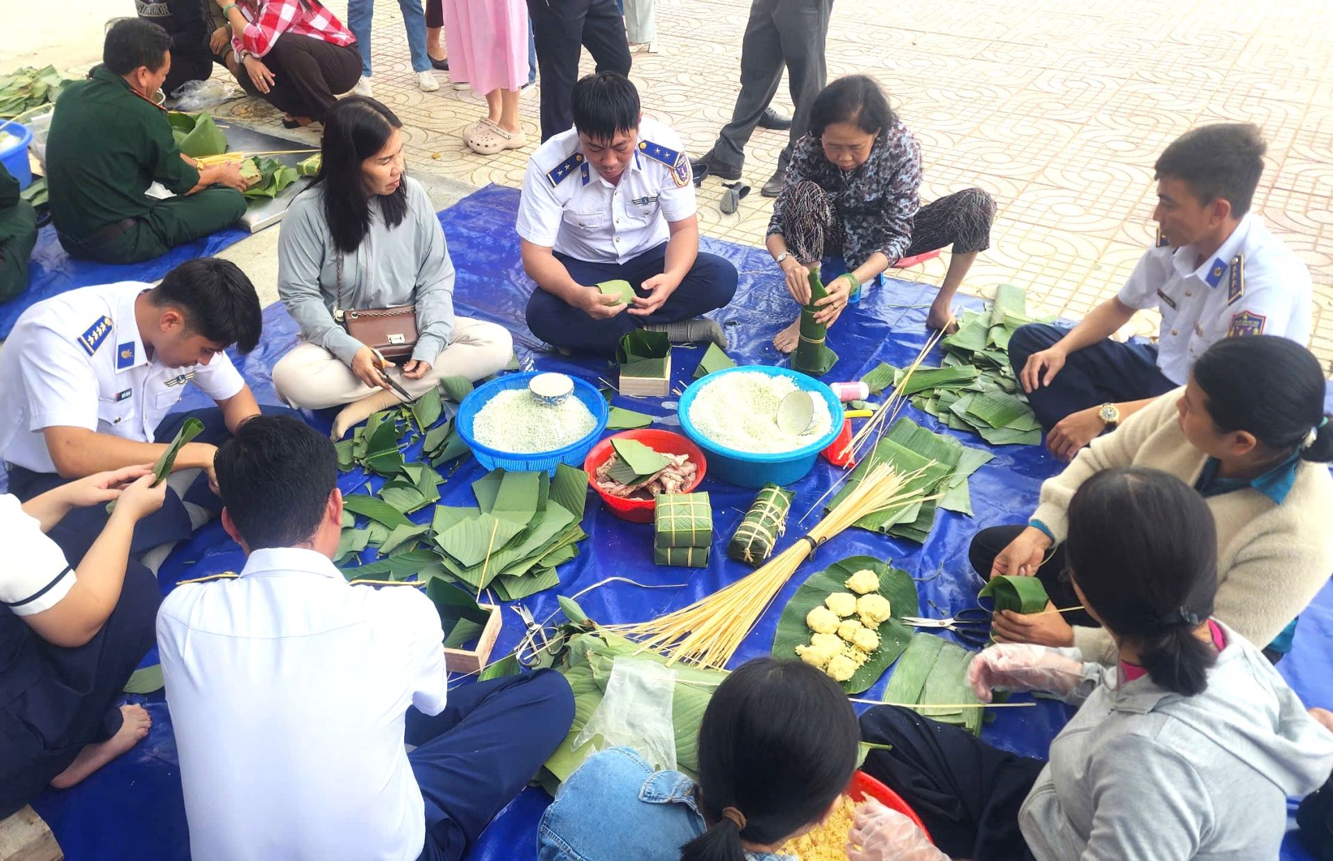 C&aacute;c đội tham gia thi g&oacute;i b&aacute;nh chưng, b&aacute;nh t&eacute;t