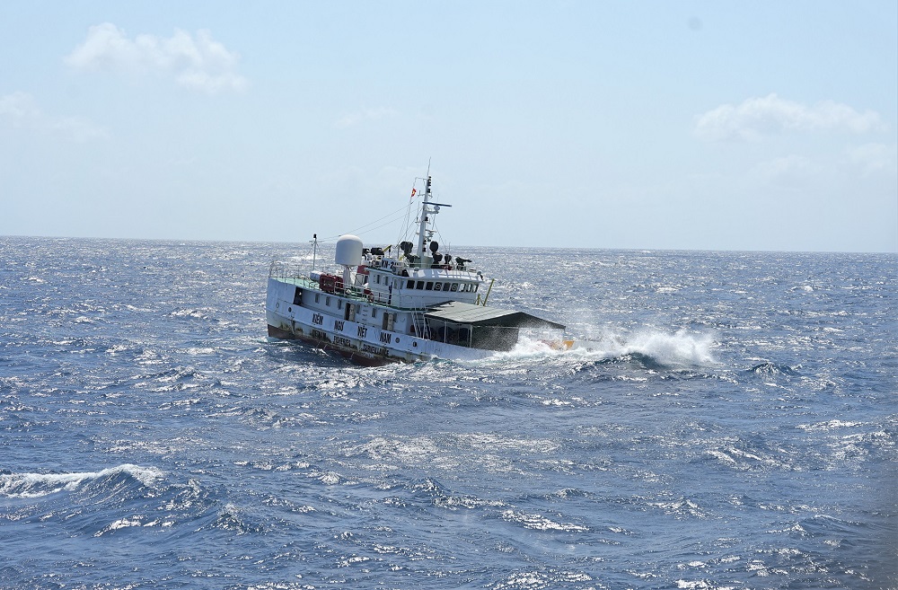 C&aacute;c t&agrave;u thực hiện nhiệm vụ trong điều kiện thời tiết khắc nghiệt.