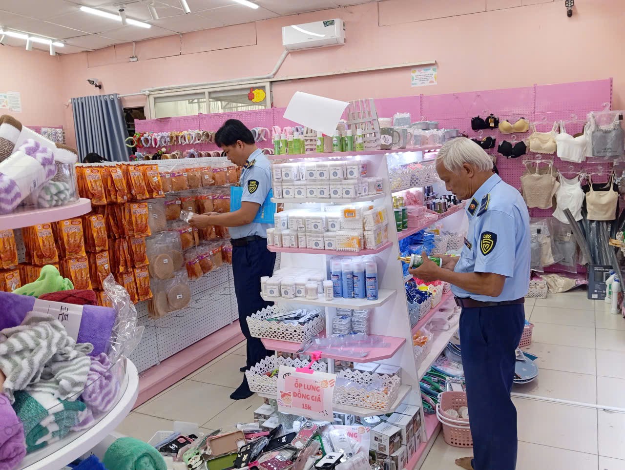 Vĩnh Long: Tiêu hủy 880 sản phẩm mỹ phẩm, thực phẩm không rõ nguồn gốc xuất xứ