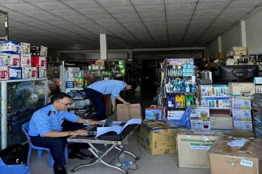 Đội Quản l&yacute; thị trường số 12, Chi cục Quản l&yacute; thị trường tỉnh L&acirc;m Đồng tiến h&agrave;nh kiểm tra đột xuất một C&ocirc;ng ty x&acirc;y dựng tr&ecirc;n địa b&agrave;n phường B&igrave;nh Thuận