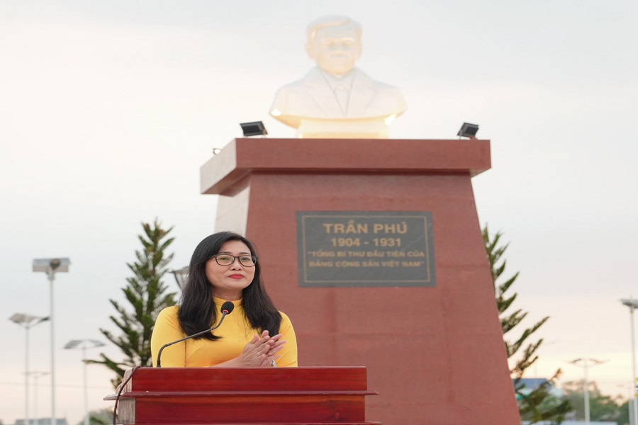 Đồng ch&iacute; Nguyễn Thị Minh Ho&agrave;ng, Tỉnh ủy vi&ecirc;n, B&iacute; thư Đảng ủy x&atilde; H&agrave;m Thuận Nam ph&aacute;t biểu tại buổi lễ