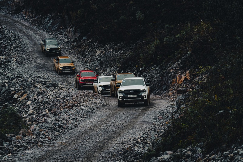 Đo&agrave;n xe Ford trong một chương tr&igrave;nh thiện nguyện tại Cao Bằng