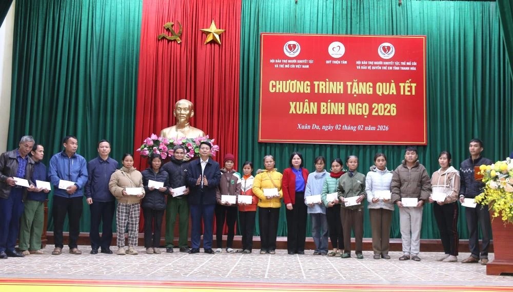 Quỹ Thiện Tâm (Tập đoàn Vingroup) trao quà Tết cho người khuyết tật, trẻ mồ côi và người nghèo tại Thanh Hóa