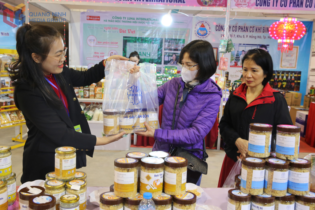 Người dân, du khách mua sắm hàng hóa tại Hội chợ OCOP Quảng Ninh - Xuân 2025 Người dân, du khách mua sắm hàng hóa tại Hội chợ OCOP Quảng Ninh - Xuân 2025