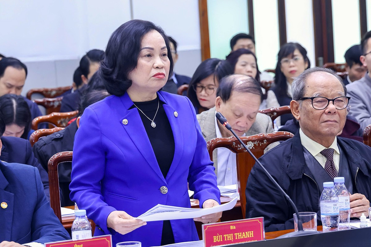 C&aacute;c đại biểu thảo luận, trao đổi &yacute; kiến về danh s&aacute;ch 217 ứng cử vi&ecirc;n đại biểu Quốc hội kh&oacute;a XVI.