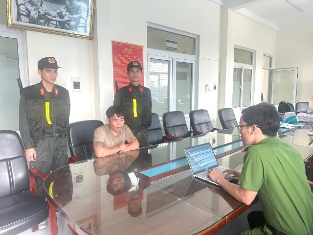 B&ugrave;i Văn Thiện tại cơ quan c&ocirc;ng an. (Ảnh: C.A)