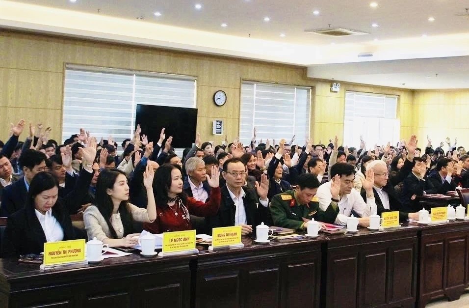 Đại biểu biểu quyết nhất tr&iacute; th&ocirc;ng qua danh s&aacute;ch sơ bộ người được giới thiệu ứng cử ĐBQH kh&oacute;a XVI, đại biểu HĐND tỉnh kh&oacute;a XIX, nhiệm kỳ 2026-2031.