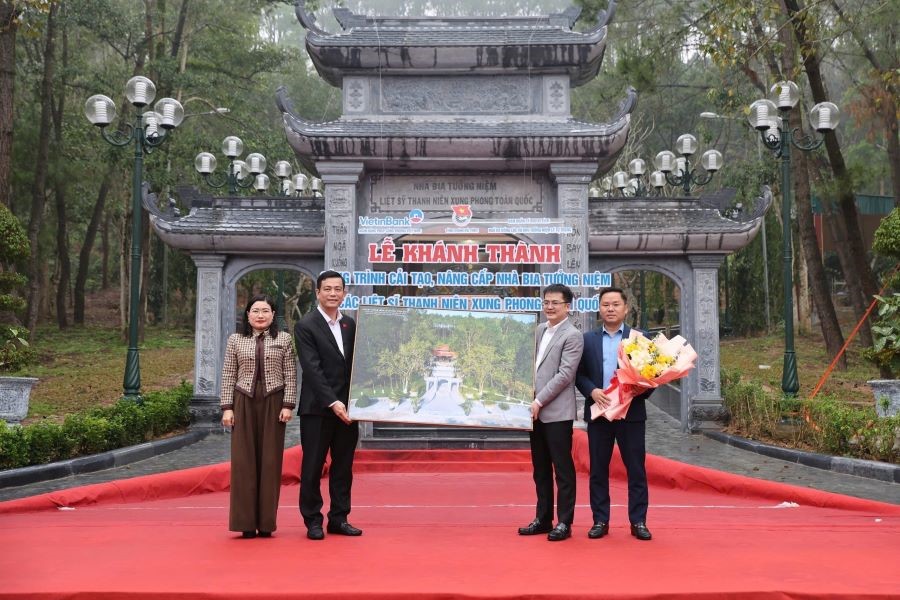 L&atilde;nh đạo H&agrave; Tĩnh tặng qu&agrave; tri &acirc;n đơn vị t&agrave;i trợ