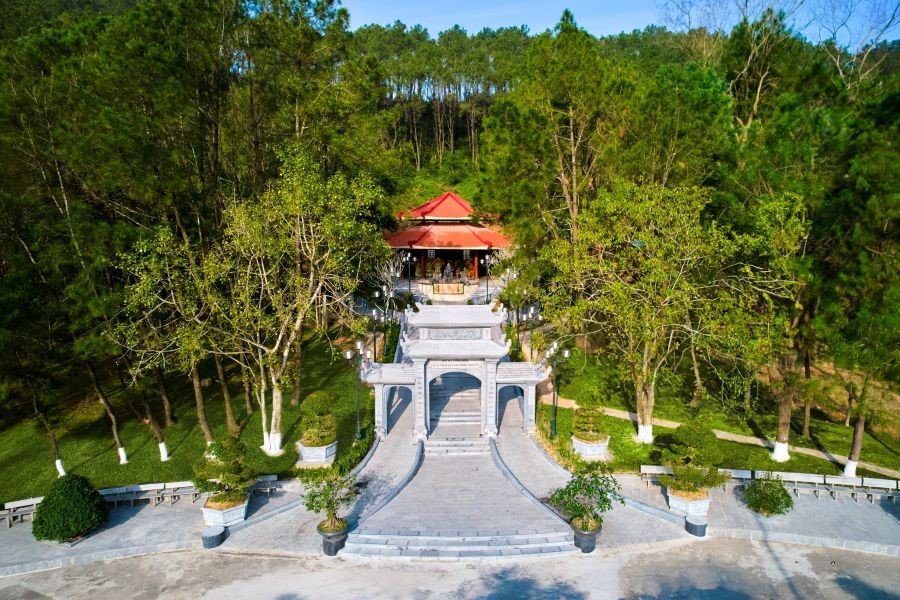 Nh&agrave; bia tưởng niệm liệt sĩ TNXP to&agrave;n quốc tại khu di t&iacute;ch Ng&atilde; ba Đồng Lộc