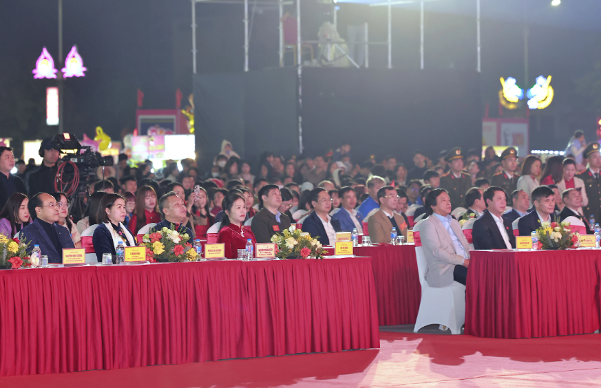 Các đồng chí lãnh đạo tỉnh tham dự chương trình. Các đồng chí lãnh đạo tỉnh tham dự chương trình.