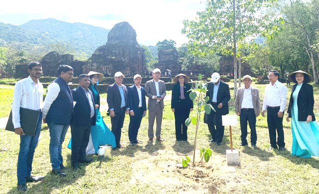 Đo&agrave;n c&ocirc;ng t&aacute;c Ấn Độ trồng c&acirc;y lưu niệm tại Mỹ Sơn.
