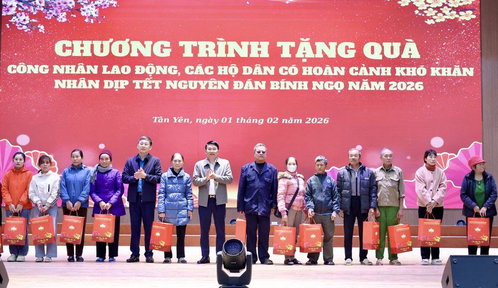 Đại diện l&atilde;nh đạo c&aacute;c cơ quan trao qu&agrave; cho gia đ&igrave;nh ho&agrave;n cảnh kh&oacute; khăn.