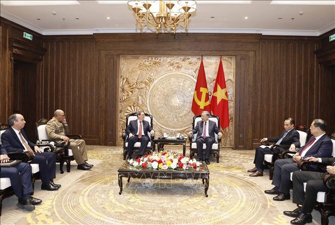 Tổng B&iacute; thư T&ocirc; L&acirc;m tiếp th&acirc;n mật đồng ch&iacute; Bruno Rodr&iacute;guez Parrilla, Đặc ph&aacute;i vi&ecirc;n Đảng Cộng sản Cuba, Nh&agrave; nước Cộng h&ograve;a Cuba, Ủy vi&ecirc;n Bộ Ch&iacute;nh trị, Bộ trưởng Ngoại giao Cuba. Ảnh: Thống Nhất/TTXVN
