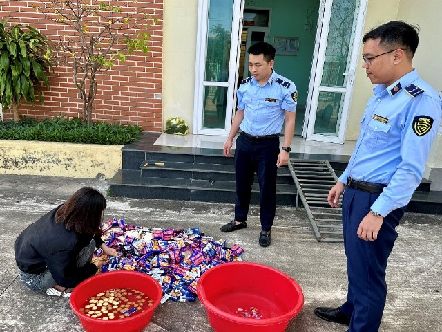 QLTT Quảng Trị: Giám sát tiêu hủy gần 400 sản phẩm không rõ nguồn gốc, giả mạo nhãn hiệu