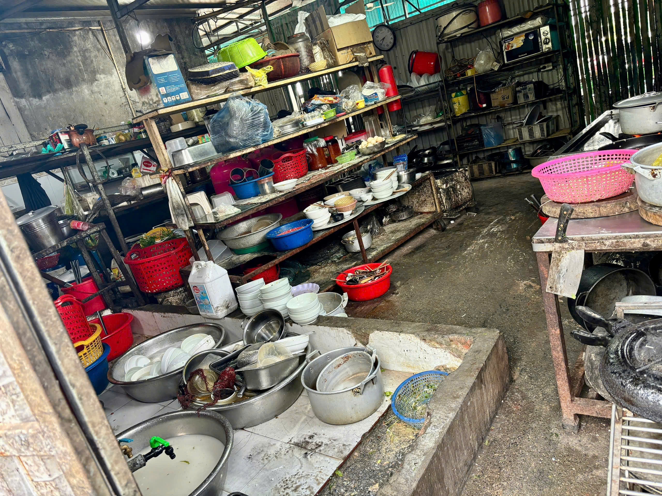 Một trong những cơ sở kinh doanh kh&ocirc;ng đủ điều kiện an to&agrave;n về VSATTP.