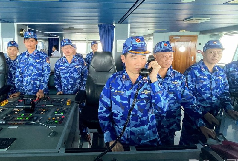 Trung tướng B&ugrave;i Quốc Oai, Ch&iacute;nh ủy Cảnh s&aacute;t biển Việt Nam nắm t&igrave;nh h&igrave;nh v&agrave; ch&uacute;c tết th&ocirc;ng qua hệ thống th&ocirc;ng tin li&ecirc;n lạc.