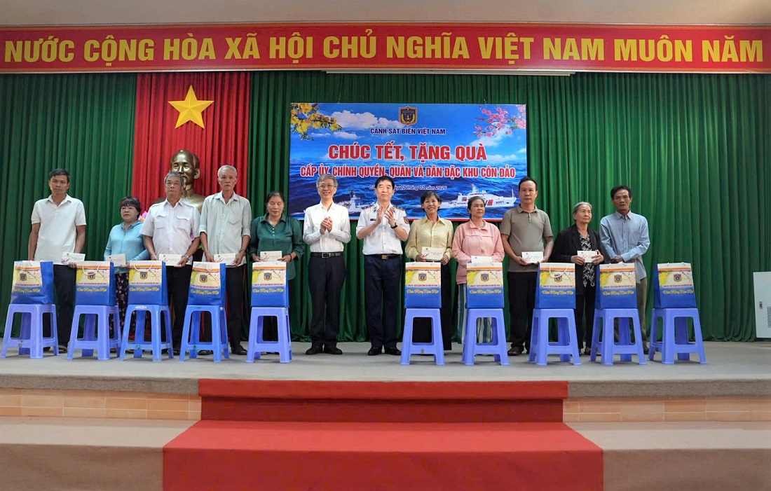 Cảnh sát biển Việt Nam chúc Tết quân và dân đặc khu Côn Đảo