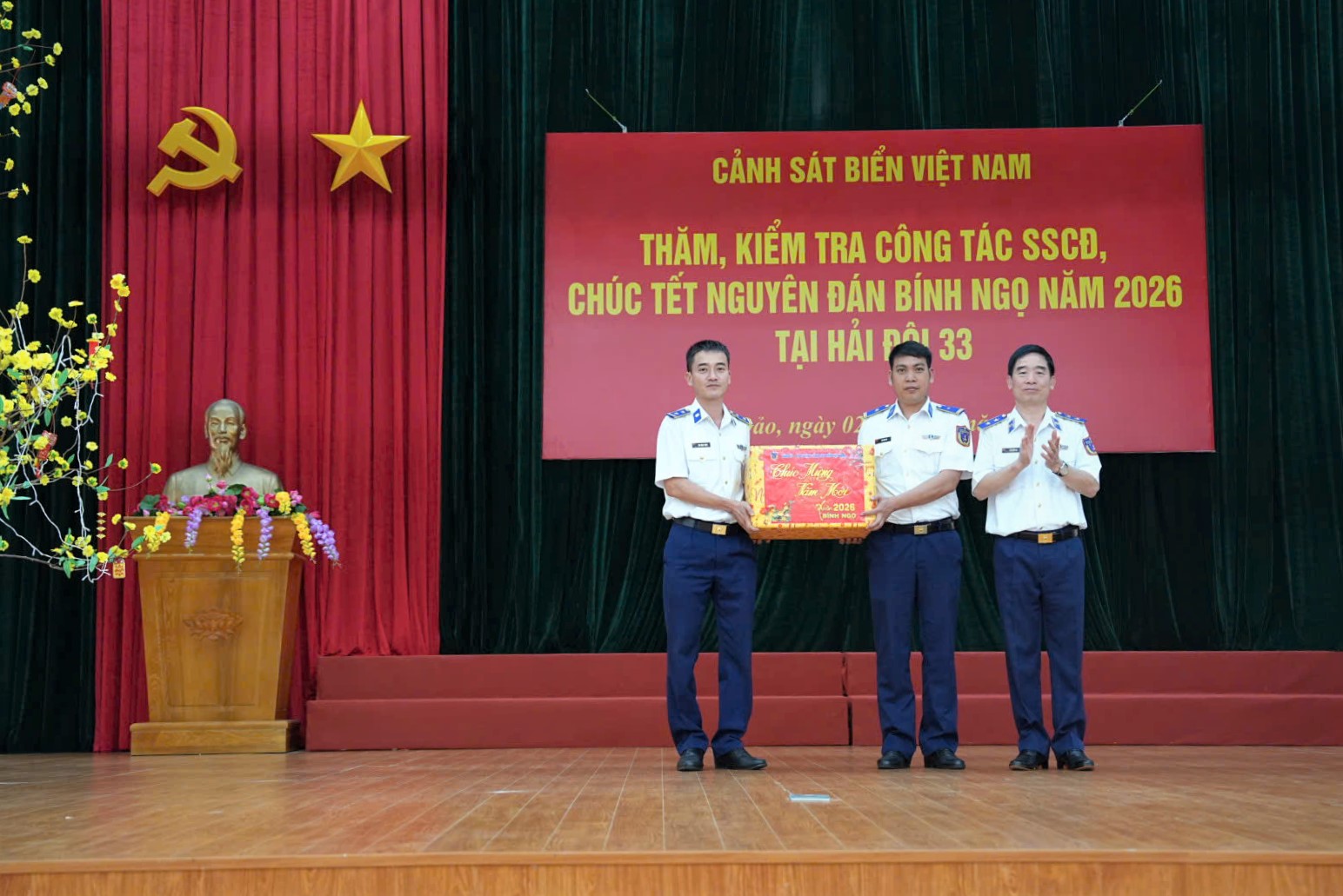 Trung tướng B&ugrave;i Quốc Oai tặng qu&agrave;, ch&uacute;c Tết c&aacute;n bộ, chiến sĩ Hải đội 33.