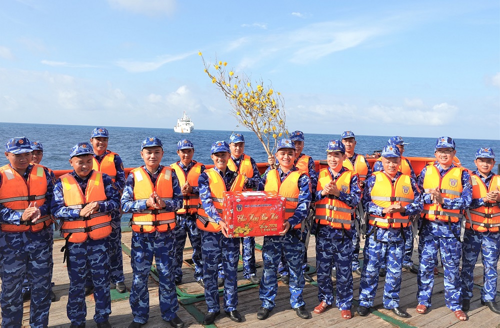 Chính ủy Cảnh sát biển Việt Nam thăm, động viên các lực lượng làm nhiệm vụ chống khai thác IUU