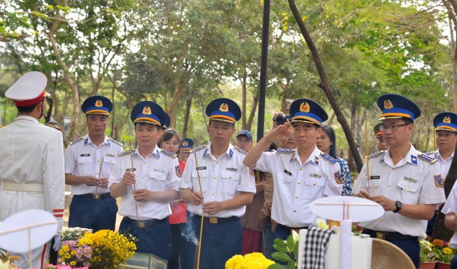 Trung tướng B&ugrave;i Quốc Oai v&agrave; c&aacute;c th&agrave;nh vi&ecirc;n đo&agrave;n c&ocirc;ng t&aacute;c viếng mộ Anh h&ugrave;ng Lực lượng vũ trang nh&acirc;n d&acirc;n, liệt sĩ V&otilde; Thị S&aacute;u.