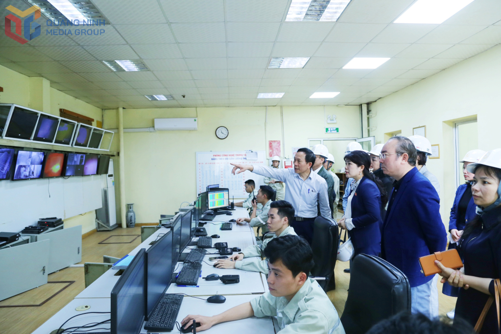 Đoàn giám sát của Đoàn đại biểu Quốc hội tỉnh Quảng Ninh kiểm tra hệ thống giám sát môi trường tại Công ty Cổ phần Xi măng và Xây dựng Quảng Ninh vào tháng 3/2025 Đoàn giám sát của Đoàn đại biểu Quốc hội tỉnh Quảng Ninh kiểm tra hệ thống giám sát môi trường tại Công ty Cổ phần Xi măng và Xây dựng Quảng Ninh vào tháng 3/2025