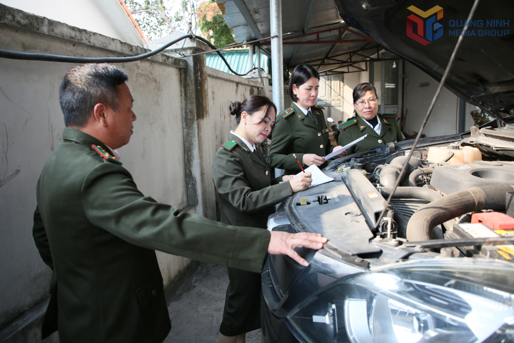 Cán bộ Chi cục Kiểm lâm Quảng Ninh rà soát, kiểm tra hiện trạng, kê khai danh mục các tài sản công của đơn vị Cán bộ Chi cục Kiểm lâm Quảng Ninh rà soát, kiểm tra hiện trạng, kê khai danh mục các tài sản công của đơn vị