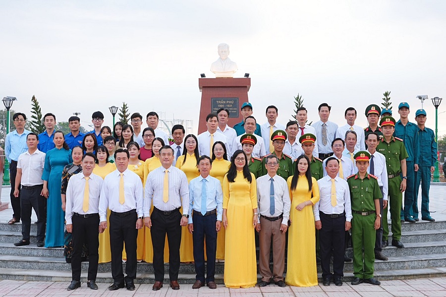 Tập thể Đảng ủy, UBND x&atilde; H&agrave;m Thuận Nam b&ecirc;n tượng ch&acirc;n dung đồng ch&iacute; Trần Ph&uacute;.