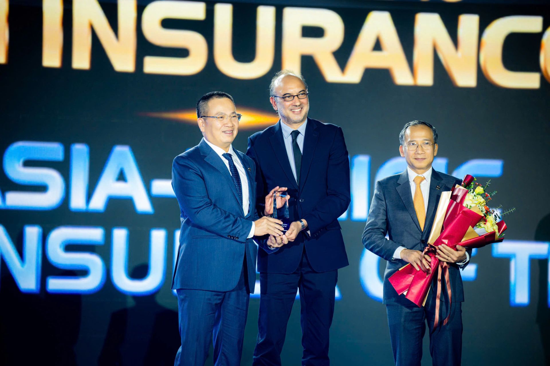 &Ocirc;ng Dương Thanh Francois-Chủ tịch HĐTV v&agrave; &ocirc;ng Phạm Anh Đức - Tổng gi&aacute;m đốc Bảo hiểm PVI nhận giải thưởng &ldquo;General Insurer of the Year&rdquo; từ &ocirc;ng Yawar Tharia đại diện Tạp ch&iacute; InsuranceAsia News