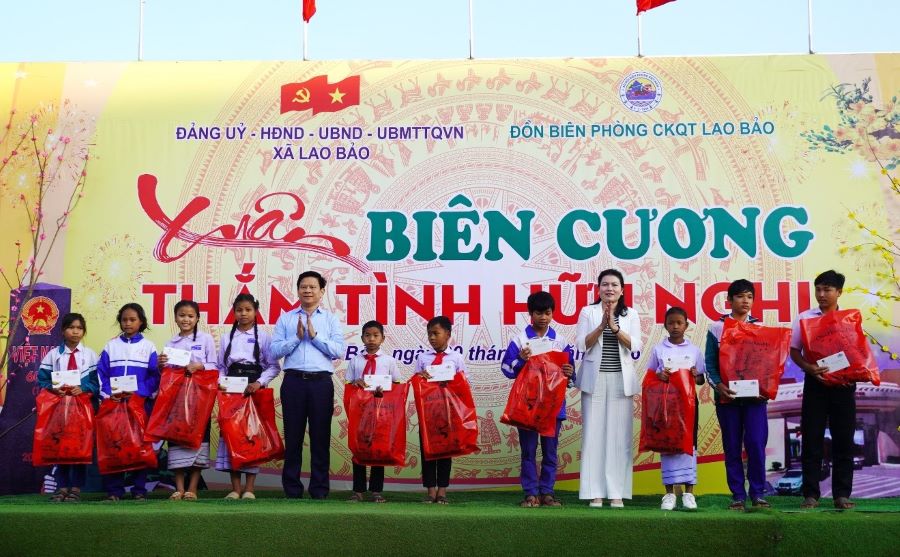 Trưởng Ban Nội chính Tỉnh ủy Ly Kiều Vân và Chánh Văn phòng Tỉnh ủy, Phó Chủ tịch HĐND tỉnh Lê Vĩnh Thế trao quà cho các học sinh có hoàn cảnh khó khăn Trưởng Ban Nội chính Tỉnh ủy Ly Kiều Vân và Chánh Văn phòng Tỉnh ủy, Phó Chủ tịch HĐND tỉnh Lê Vĩnh Thế trao quà cho các học sinh có hoàn cảnh khó khăn