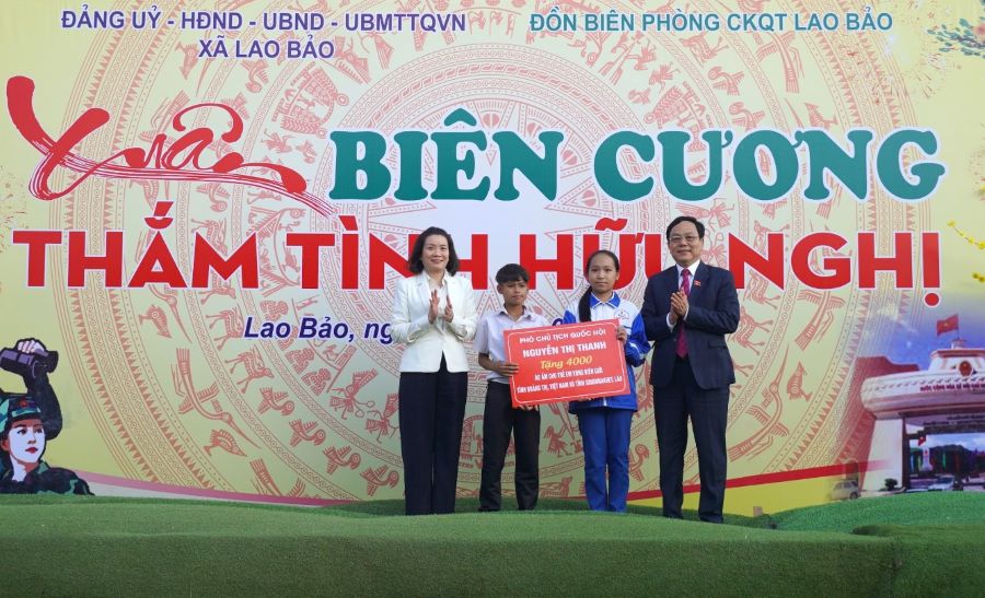 Lãnh đạo Đoàn đại biểu Quốc hội tỉnh Quảng Trị trao quà của Phó Chủ tịch Quốc hội Nguyễn Thị Thanh cho trẻ em vùng biên giới Lãnh đạo Đoàn đại biểu Quốc hội tỉnh Quảng Trị trao quà của Phó Chủ tịch Quốc hội Nguyễn Thị Thanh cho trẻ em vùng biên giới