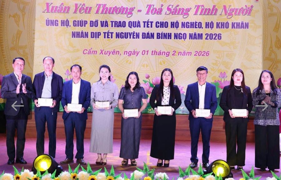 Chủ tịch UBND tỉnh H&agrave; Tĩnh Phan Thi&ecirc;n Định trao 210 suất qu&agrave; cho c&aacute;c hộ kh&oacute; khăn của 7 x&atilde; khu vực Cẩm Xuy&ecirc;n