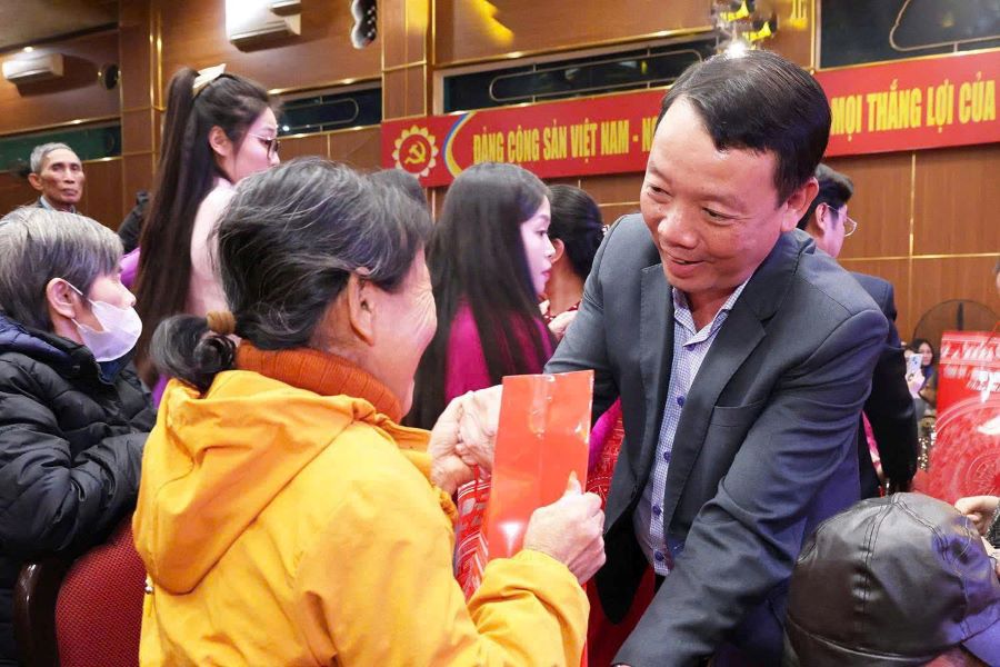 Chủ tịch UBND tỉnh H&agrave; Tĩnh Phan Thi&ecirc;n Định trao qu&agrave; cho c&aacute;c ho&agrave;n cảnh kh&oacute; khăn tr&ecirc;n địa b&agrave;n x&atilde; Cẩm Xuy&ecirc;n