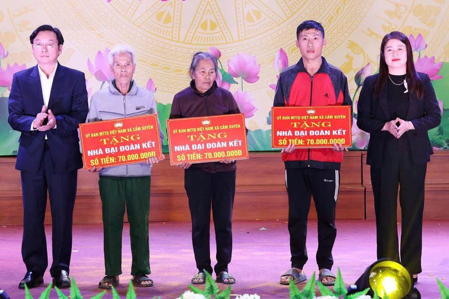 Ban tổ chức chương tr&igrave;nh trao hỗ trợ x&acirc;y dựng nh&agrave; đại đo&agrave;n kết cho c&aacute;c hộ ngh&egrave;o