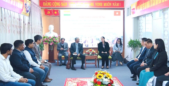 Quang cảnh buổi l&agrave;m việc.