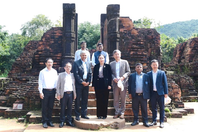 Đo&agrave;n c&ocirc;ng t&aacute;c của Bộ ngoại giao Ấn Độ tham quan di sản văn h&oacute;a thế giới Mỹ Sơn.