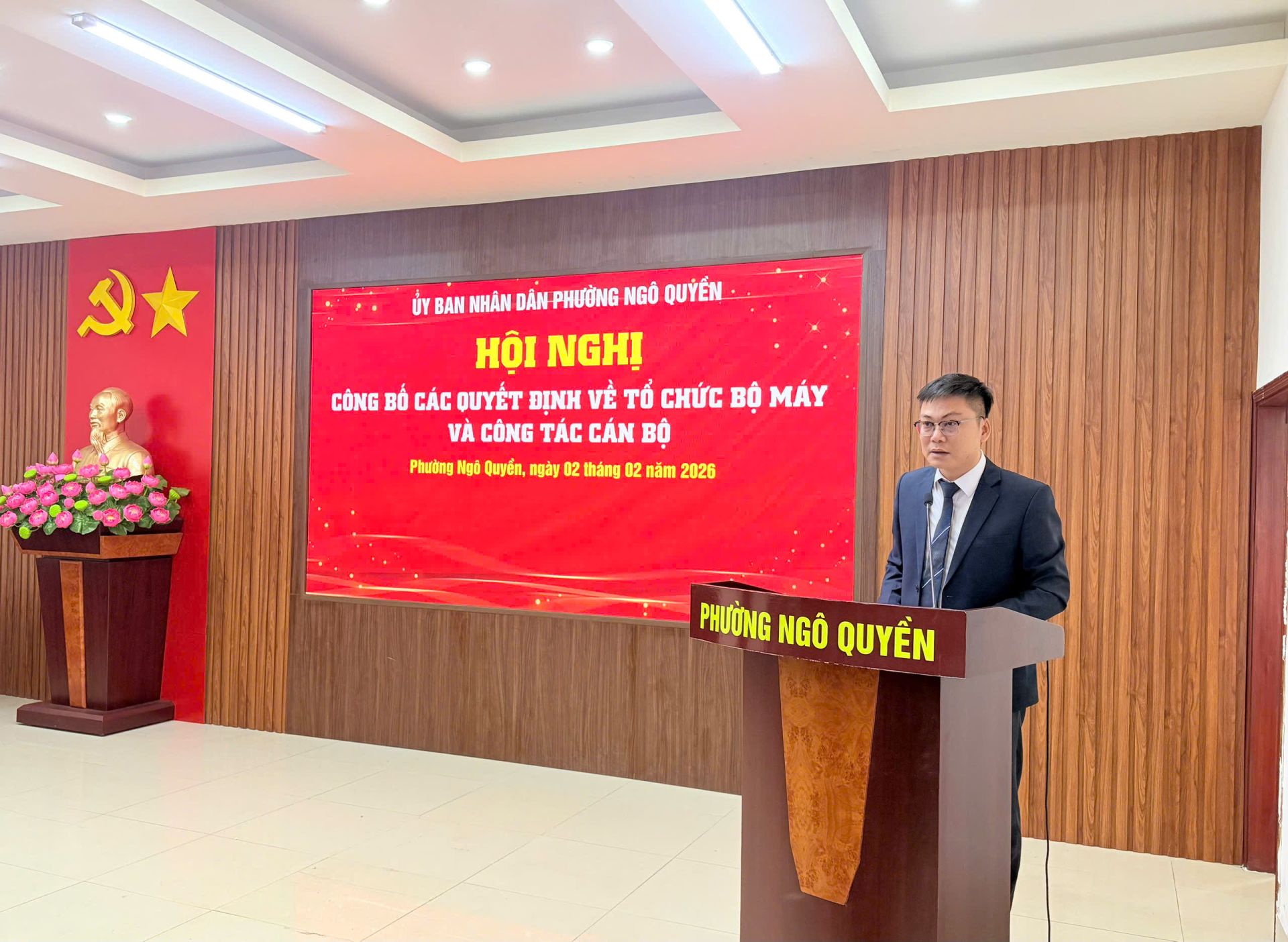 Đ/c Phạm Ngọc Hiếu - Gi&aacute;m đốc Trung t&acirc;m Phục vụ h&agrave;nh ch&iacute;nh c&ocirc;ng Phường Ng&ocirc; Quyền ph&aacute;t biểu nhận nhiệm vụ.