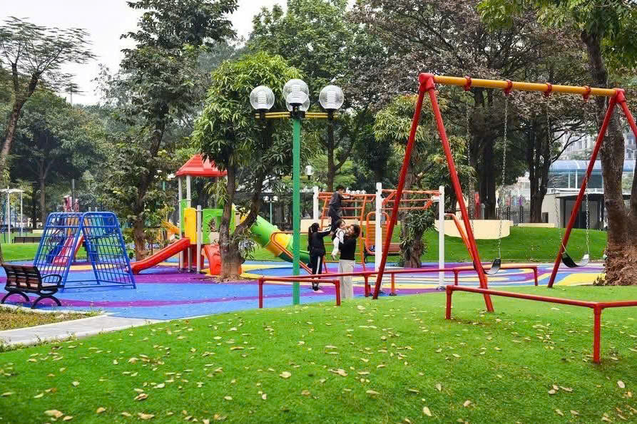 Khu vui chơi trẻ em trong C&ocirc;ng vi&ecirc;n Nghĩa Đ&ocirc; được đầu tư đồng bộ, nhiều hạng mục mới, đ&aacute;p ứng nhu cầu vui chơi, sinh hoạt ngo&agrave;i trời của c&aacute;c gia đ&igrave;nh v&agrave; g&oacute;p phần n&acirc;ng cao chất lượng kh&ocirc;ng gian c&ocirc;ng cộng.