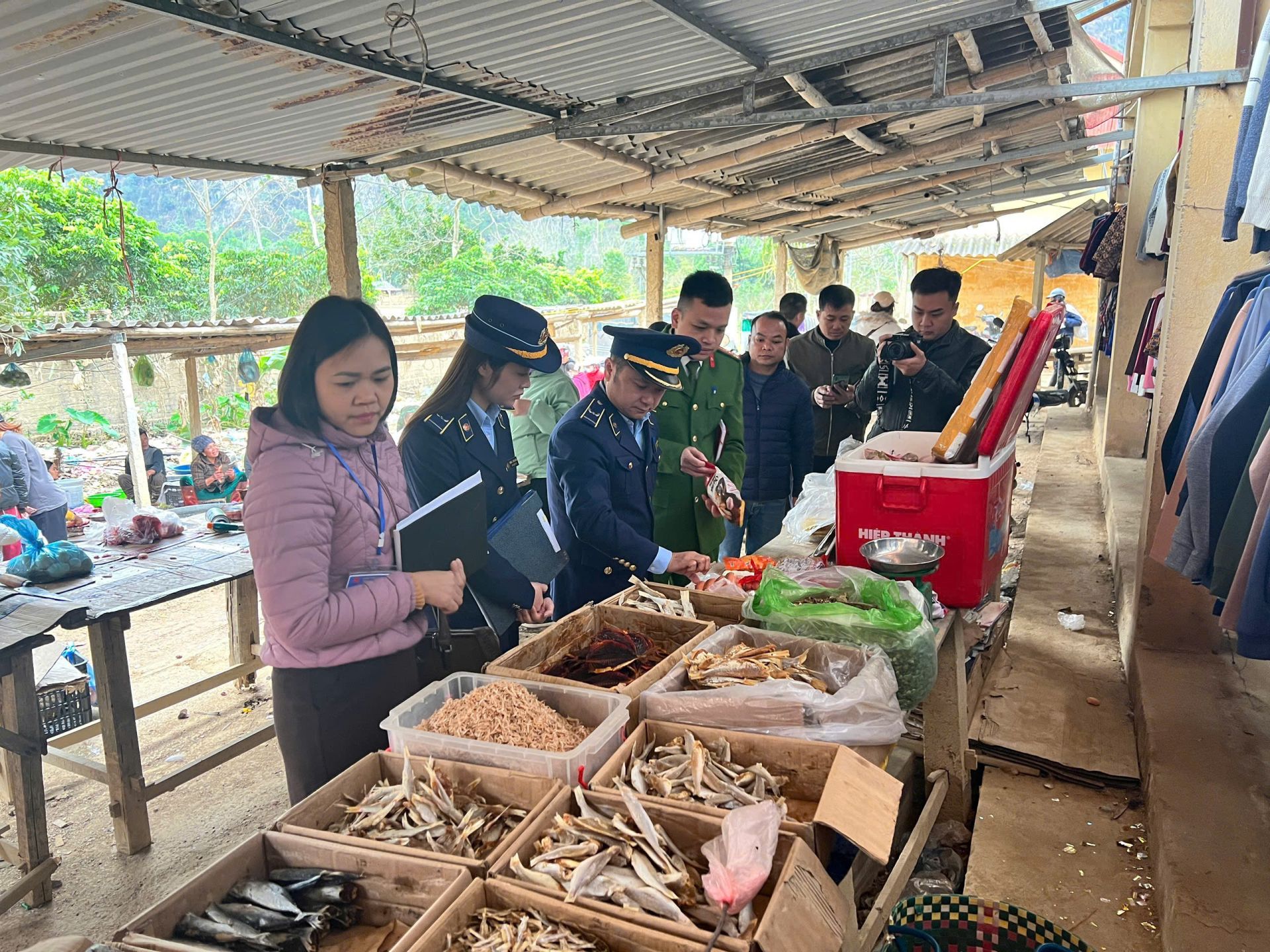 Lạng Sơn: Siết chặt quản lý hàng hóa tại các chợ phiên dịp cận Tết