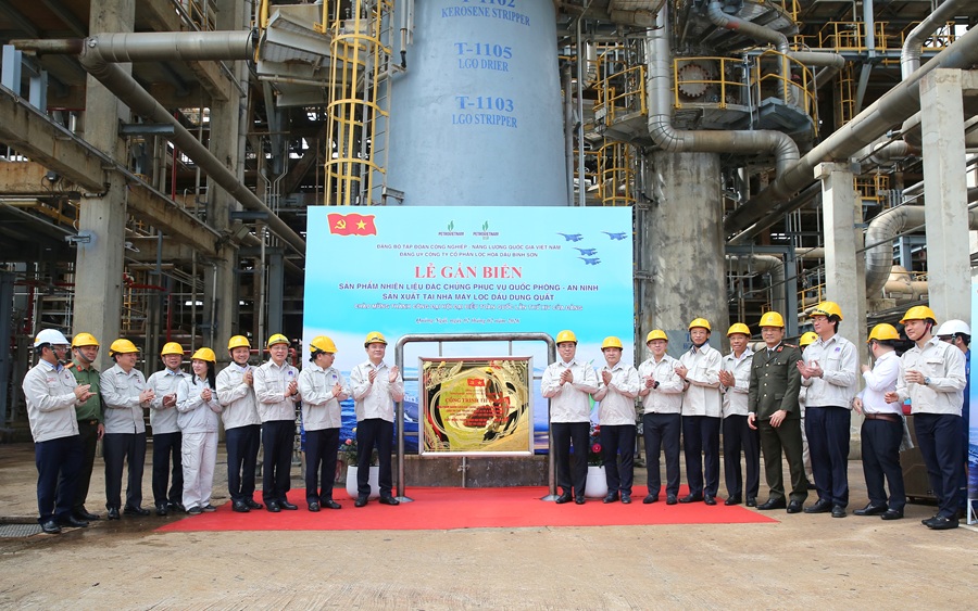 BSR tổ chức gắn biển sản phẩm nhiên liệu đặc chủng chào mừng thành công Đại hội XIV của Đảng