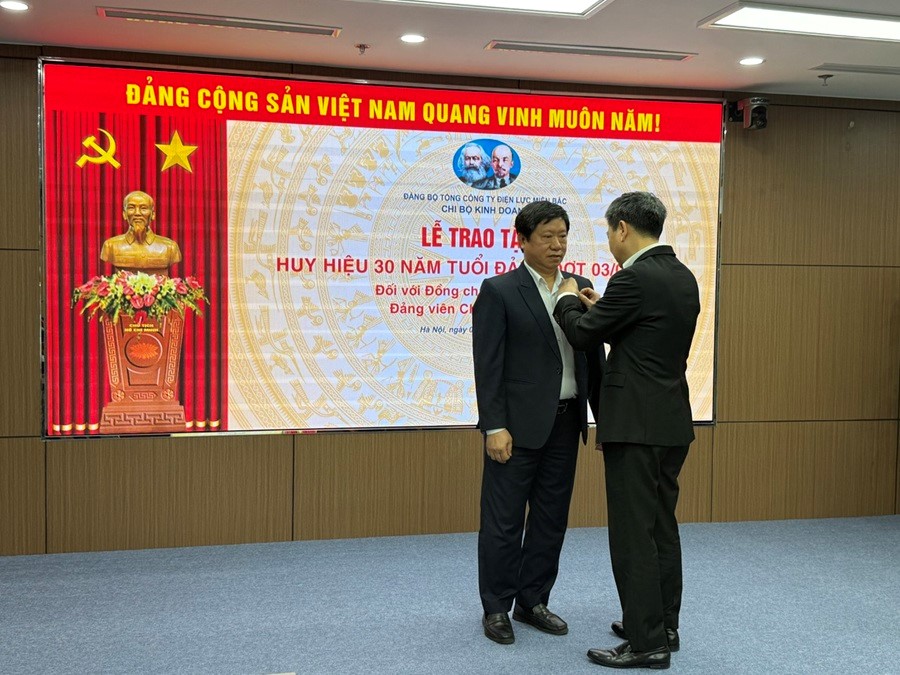 Khoảnh khắc gắn Huy hiệu 30 năm tuổi Đảng cho đồng ch&iacute; đảng vi&ecirc;n - ghi nhận chặng đường cống hiến bền bỉ trong sự nghiệp x&acirc;y dựng v&agrave; ph&aacute;t triển Tổng c&ocirc;ng ty.