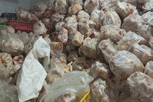 Kho đông lạnh của cơ sở chứa khoảng 10 tấn gà không có nguồn gốc xuất xứ. Ảnh: CA tỉnh Khánh Hòa Kho đông lạnh của cơ sở chứa khoảng 10 tấn gà không có nguồn gốc xuất xứ. Ảnh: CA tỉnh Khánh Hòa