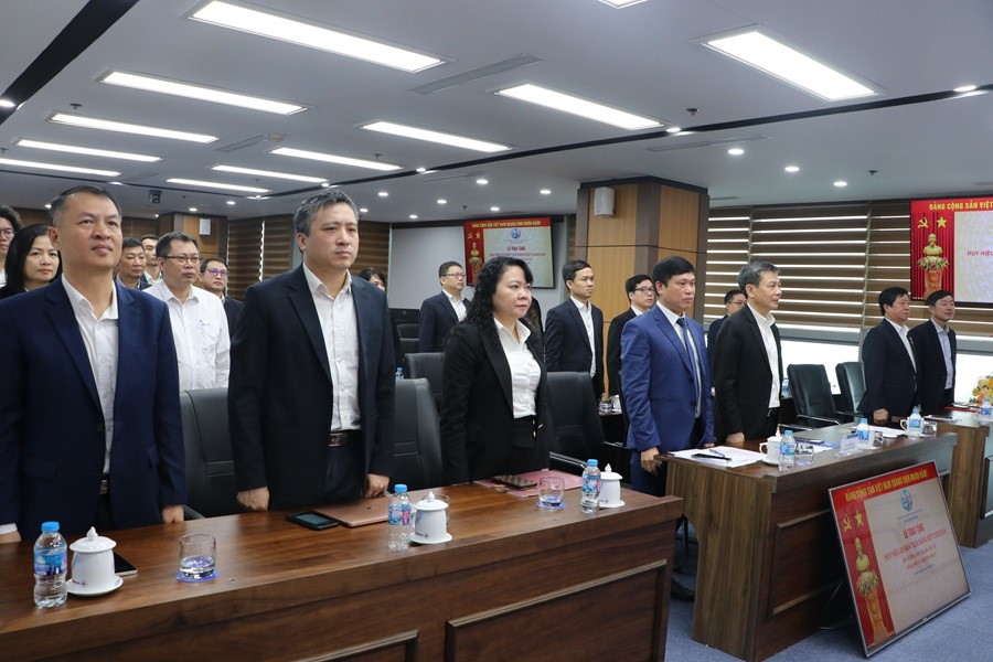 C&aacute;c đại biểu, c&aacute;n bộ, đảng vi&ecirc;n dự Lễ trao tặng Huy hiệu 30 năm tuổi Đảng trang nghi&ecirc;m thực hiện nghi thức ch&agrave;o cờ.