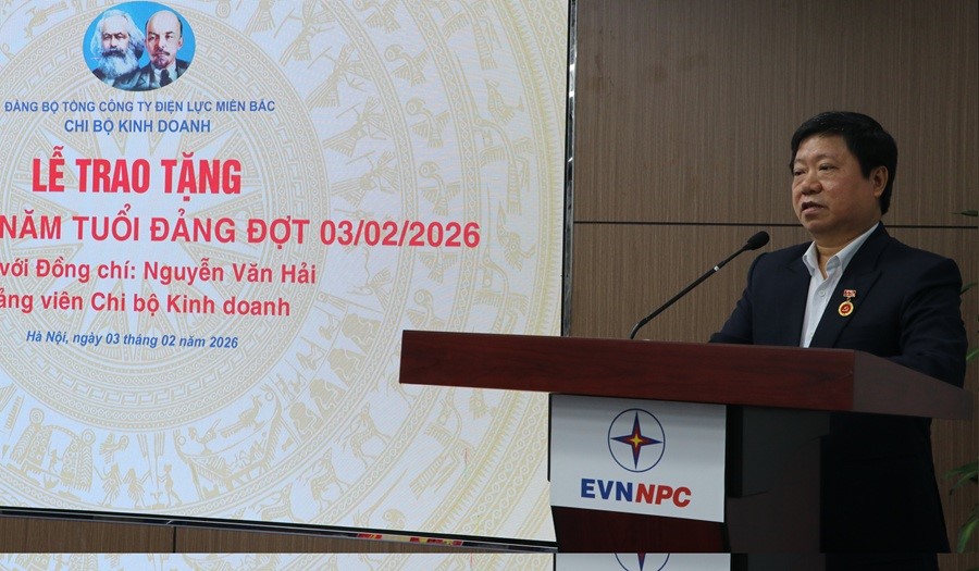 Đồng ch&iacute; Nguyễn Văn Hải - Ph&oacute; Trưởng Ban Kinh doanh EVNNPC ph&aacute;t biểu cảm tưởng tại Lễ trao tặng Huy hiệu 30 năm tuổi Đảng.
