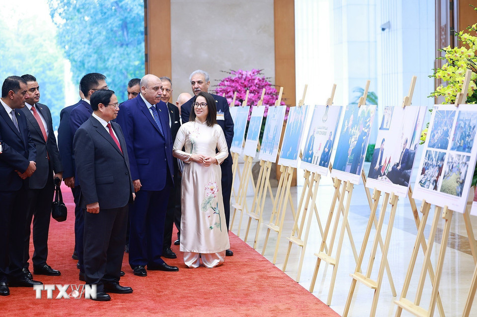Thủ tướng Phạm Minh Ch&iacute;nh v&agrave; Chủ tịch Hạ viện Vương quốc Hashemite Jordan Mazen Turki El Qadi tham quan trưng b&agrave;y ảnh về quan hệ hợp t&aacute;c giữa hai nước do Th&ocirc;ng tấn x&atilde; Việt Nam thực hiện. (Ảnh: TTXVN)