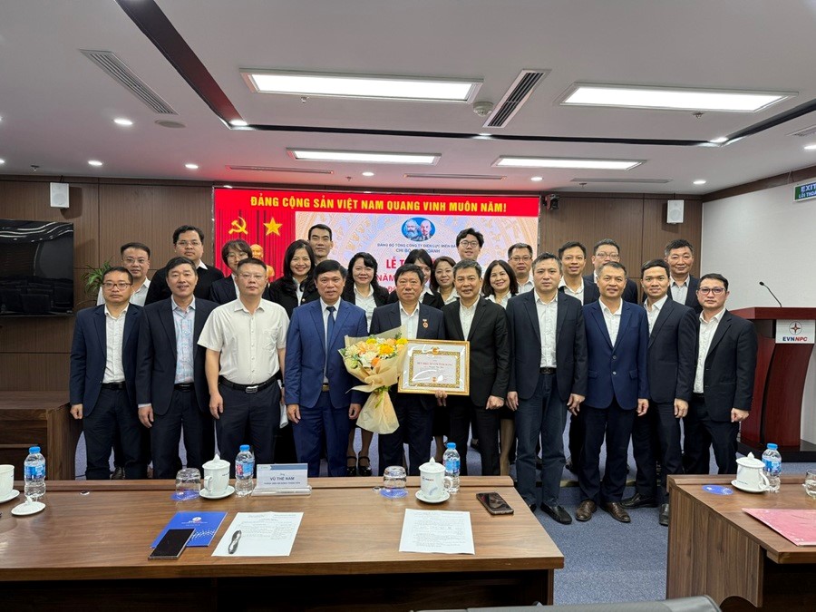 C&aacute;c đồng ch&iacute; l&atilde;nh đạo, c&aacute;n bộ, đảng vi&ecirc;n chụp ảnh lưu niệm c&ugrave;ng đồng ch&iacute; được trao Huy hiệu 30 năm tuổi Đảng tại buổi lễ.