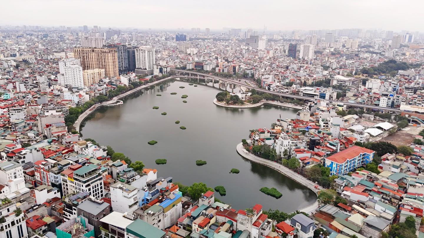 Hồ Ho&agrave;ng Cầu nằm trọn giữa khu d&acirc;n cư đ&ocirc;ng đ&uacute;c của quận Đống Đa, sau chỉnh trang trở th&agrave;nh điểm nhấn cảnh quan, g&oacute;p phần bổ sung kh&ocirc;ng gian xanh v&agrave; cải thiện m&ocirc;i trường sống khu vực nội đ&ocirc;.