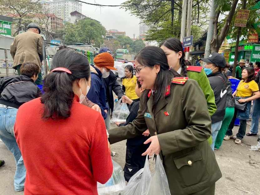 C&aacute;n bộ C&ocirc;ng an phường L&aacute;ng trực tiếp trao từng suất ăn tới tay c&aacute;c bệnh nh&acirc;n v&agrave; th&acirc;n nh&acirc;n, lan tỏa tinh thần sẻ chia, nh&acirc;n &aacute;i v&agrave; h&igrave;nh ảnh người chiến sĩ C&ocirc;ng an Thủ đ&ocirc; v&igrave; nh&acirc;n d&acirc;n phục vụ.