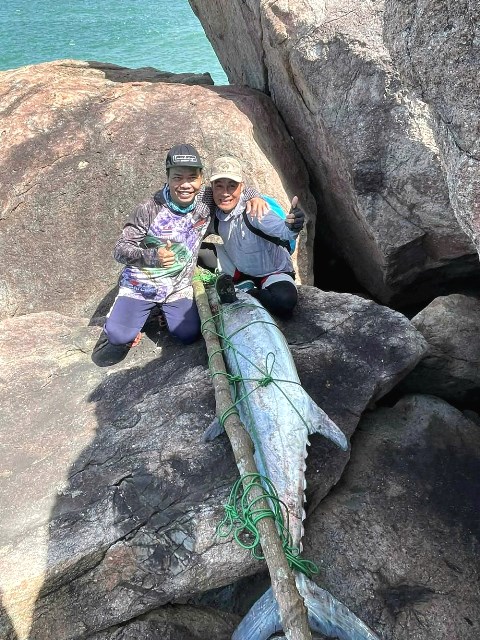 Anh Văn Hải (tr&aacute;i) b&ecirc;n con c&aacute; thu khủng c&acirc;u được.