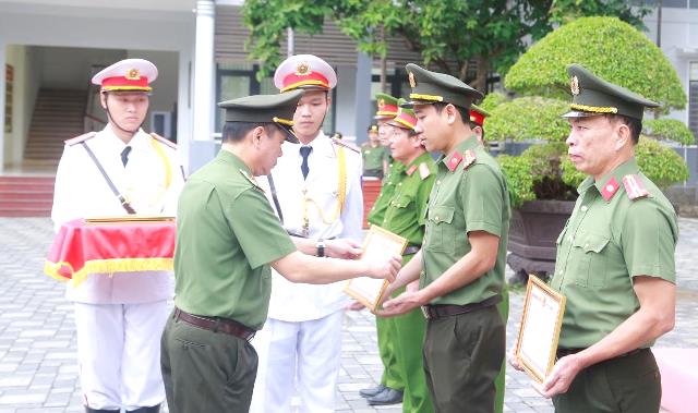 Thiếu tướng Nguyễn Hữu Hợp tặng Giấy khen cho c&aacute;c đơn vị c&oacute; th&agrave;nh t&iacute;ch đột xuất trong c&ocirc;ng t&aacute;c đảm bảo ANTT.